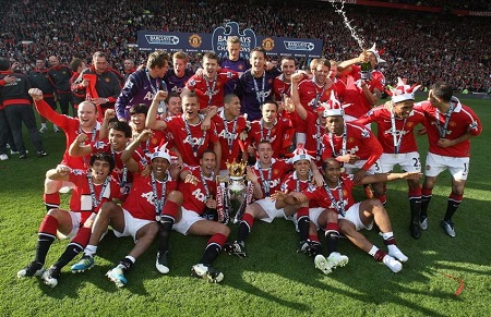 张本智和不满国乒教练王皓敷衍握手，与本方教练抱怨并模仿其动作.